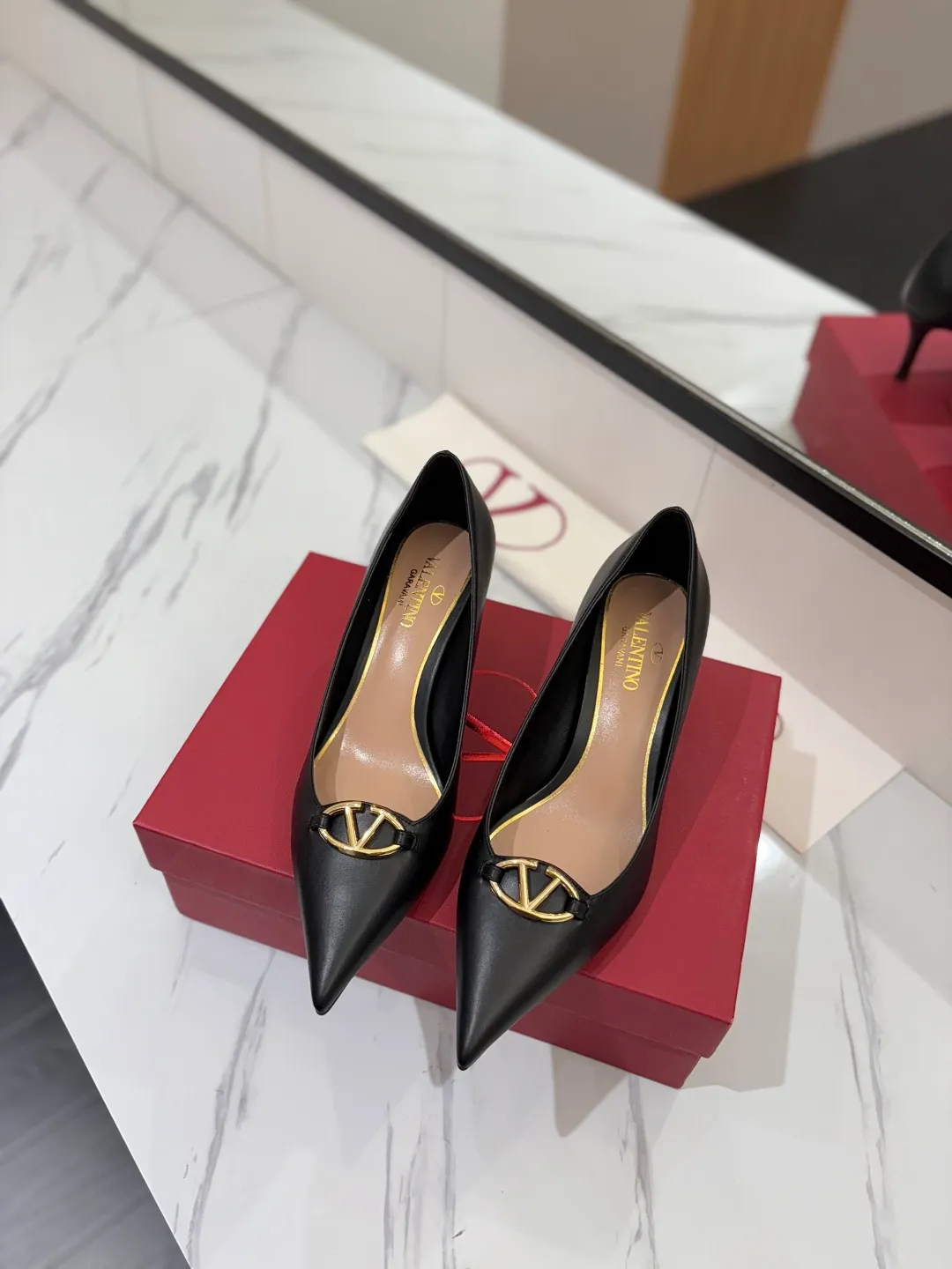 💕💕Factory direct selling price p520💕💕 VALENTINO’s hottest new high-heeled shoes, latest logo buckle, perfect combination with sexy pointed toe❤️‍🔥❤️‍🔥❤️‍🔥❤️‍🔥It is simply the pinnacle of summer fashion💖💖💖💖original replica Upper: patent leather, subleather Outsole: Italian leather outsole Heel height: 6.5cm Size: 35-39 (40 41 42 customized, non-refundable and non-exchangeable)